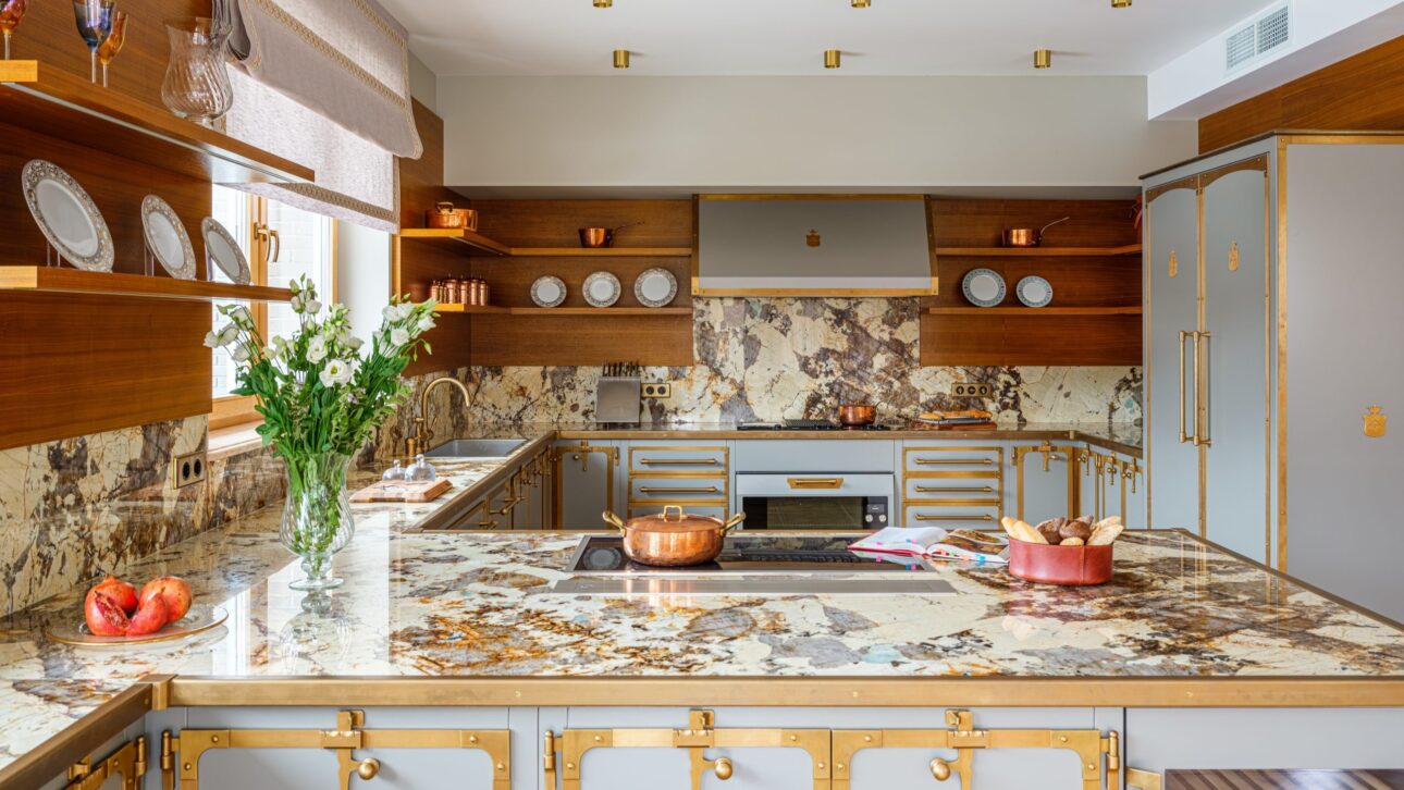 O bucătărie ca o călătorie de poveste, unde piatra naturală rară este vedeta