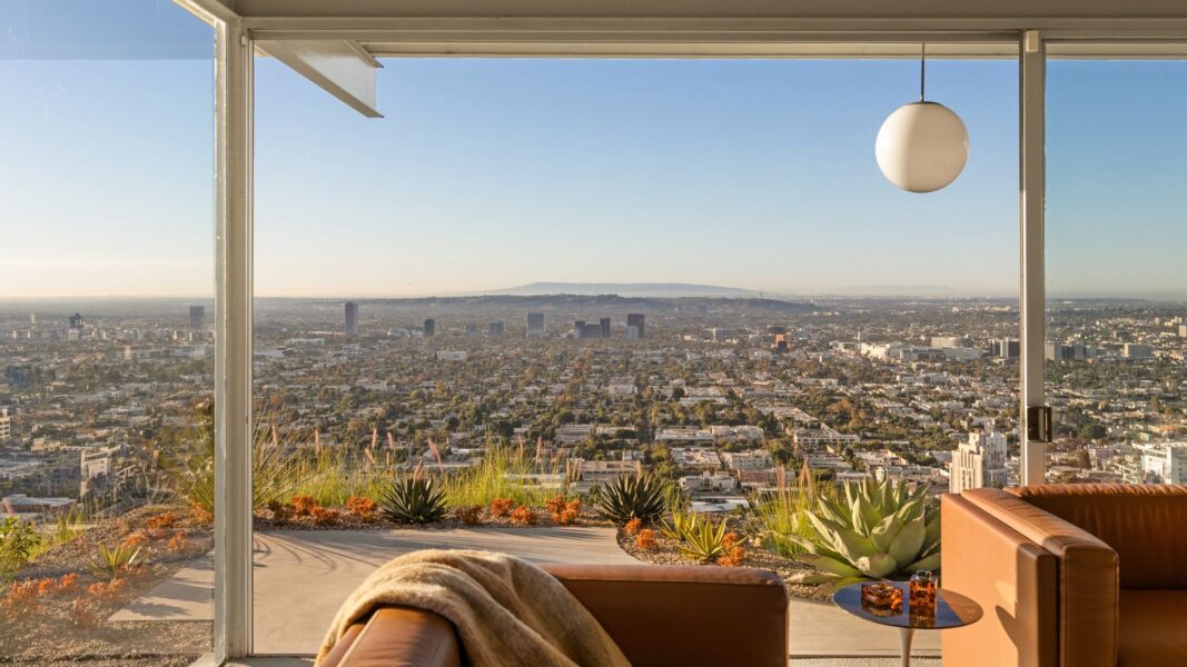 Arhitectură iconică lângă Hollywood: Stahl House este de vânzare pentru prima oară în 65 de ani