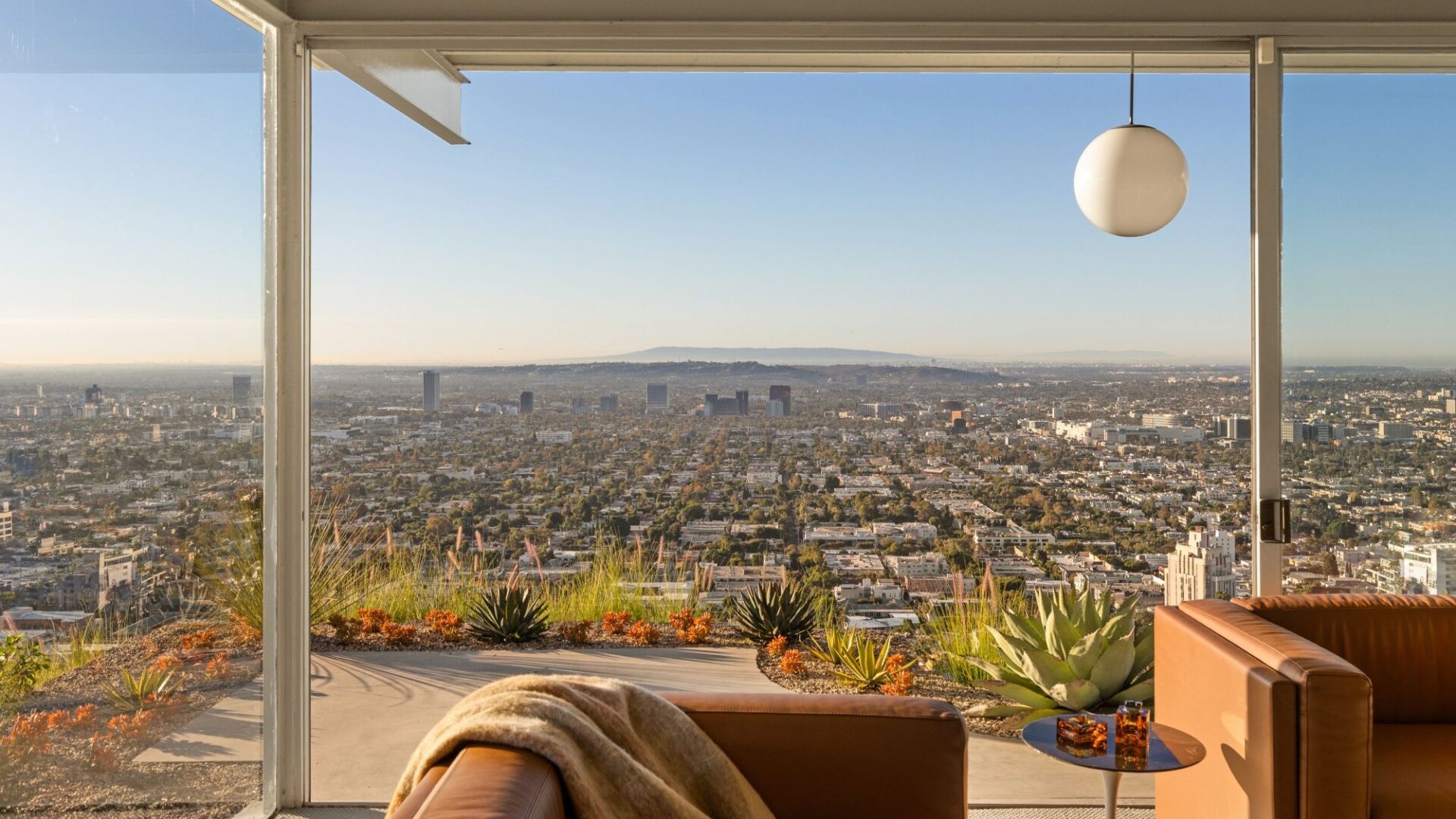 Arhitectură iconică lângă Hollywood: Stahl House este de vânzare pentru prima oară în 65 de ani