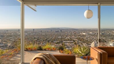 Arhitectură iconică lângă Hollywood: Stahl House este de vânzare pentru prima oară în 65 de ani