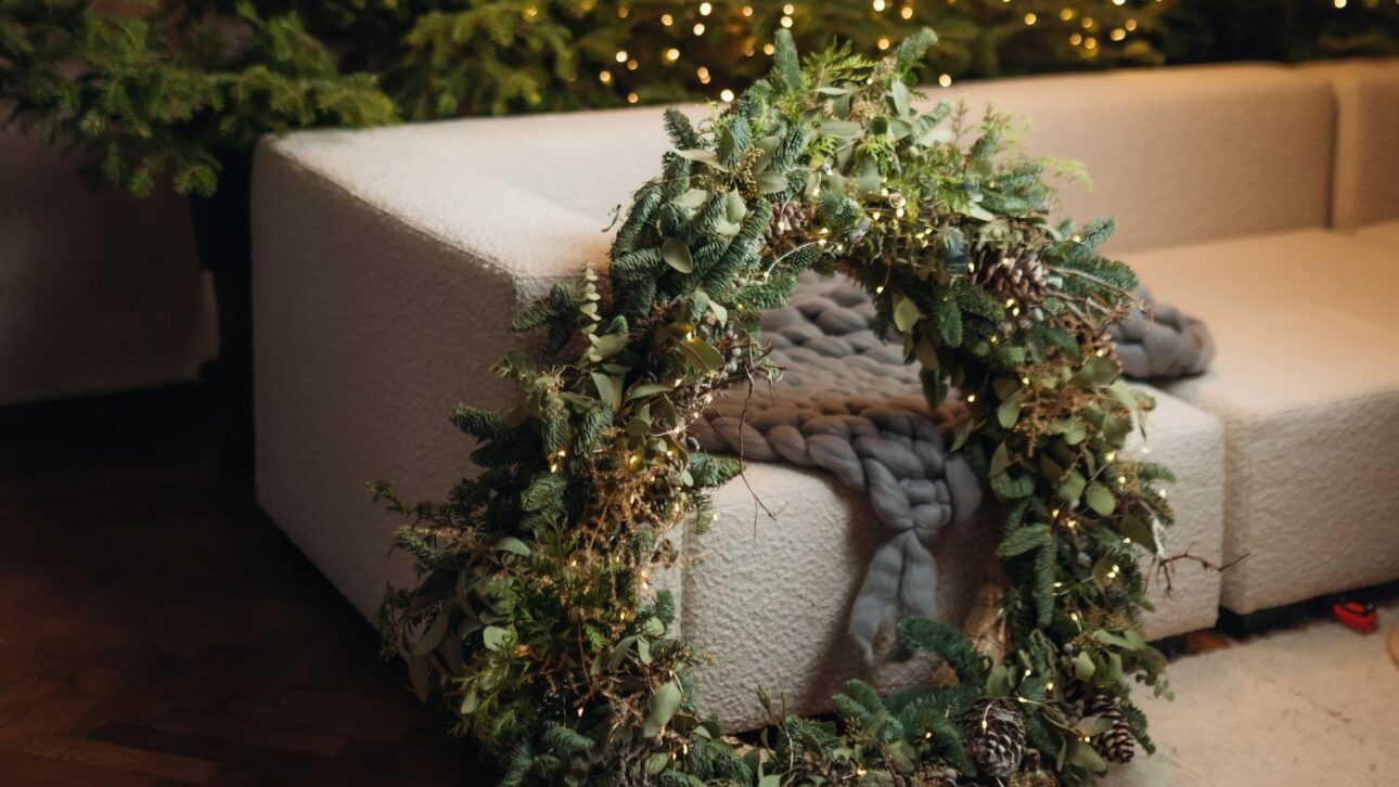 Când maximalismul rămâne la birou: designeri români și brazii lor de Crăciun de acasă