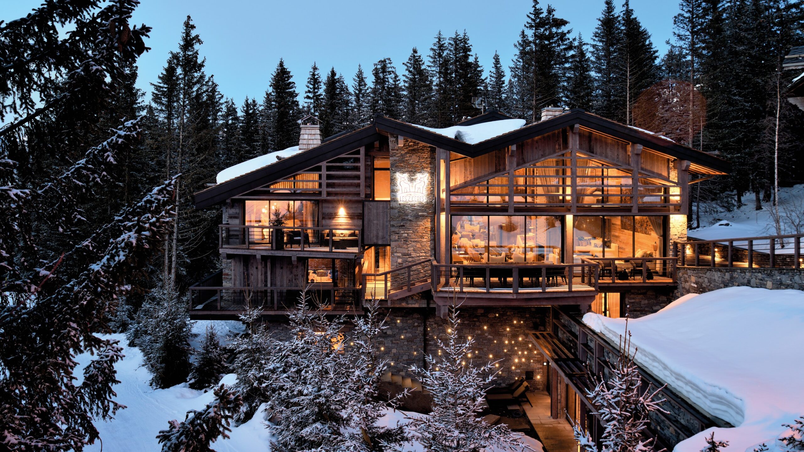 Decor senzorial și experiență arhitecturală reinterpretată, într-o cabană de lux din Alpii francezi