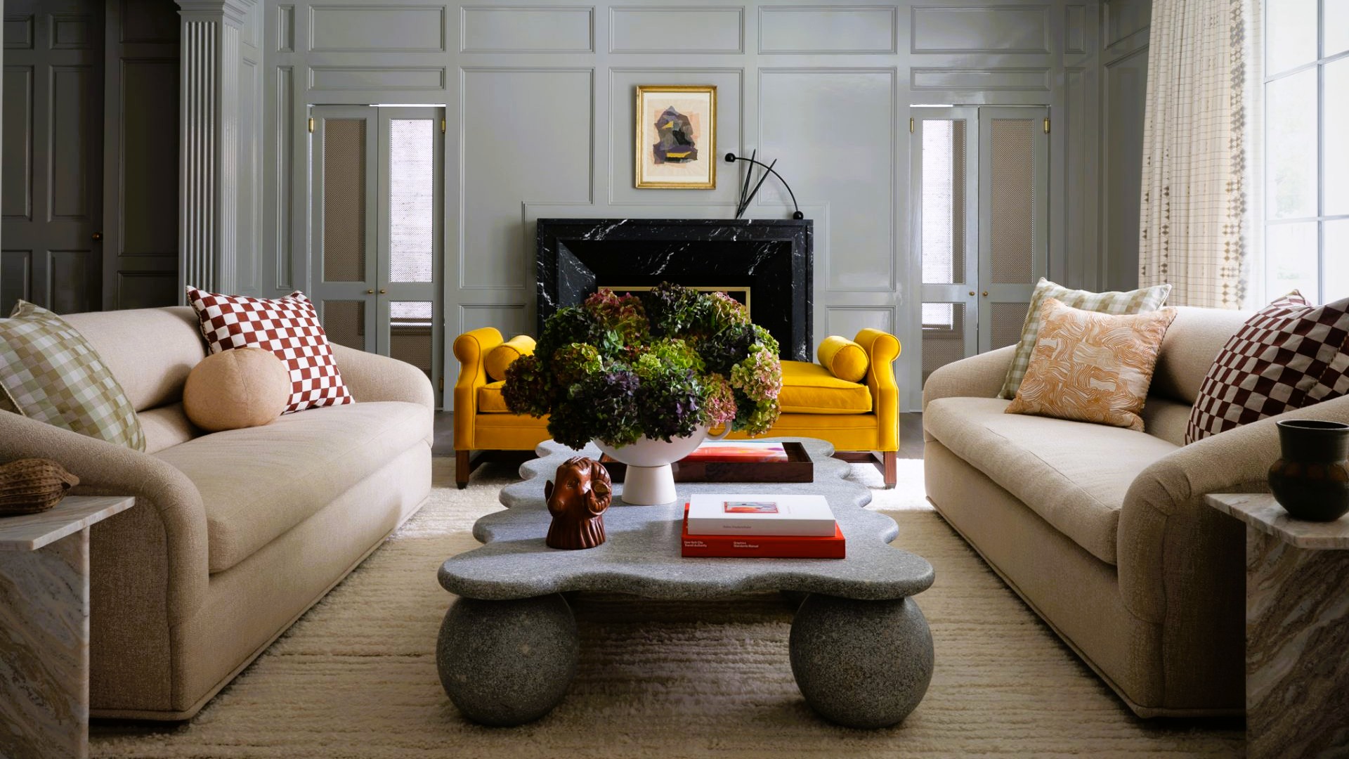 Culoarea și texturile se îmbrățișează eclectic în această reședință din Houston