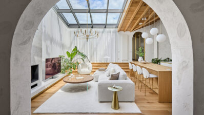 O spectaculoasă vilă de lux unde lumina și lemnul își scriu povestea de dragoste