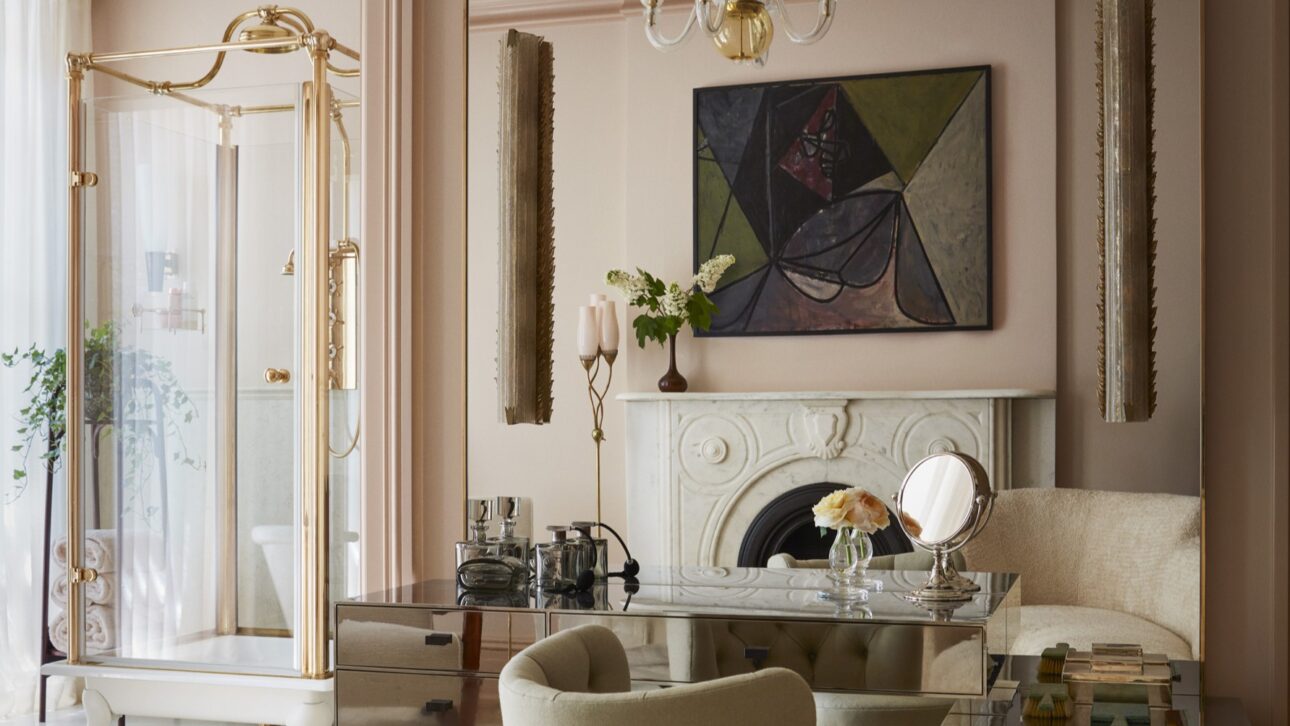 Dramaturgia unei băi: poveste de design dintr-o locuință ca o scenă