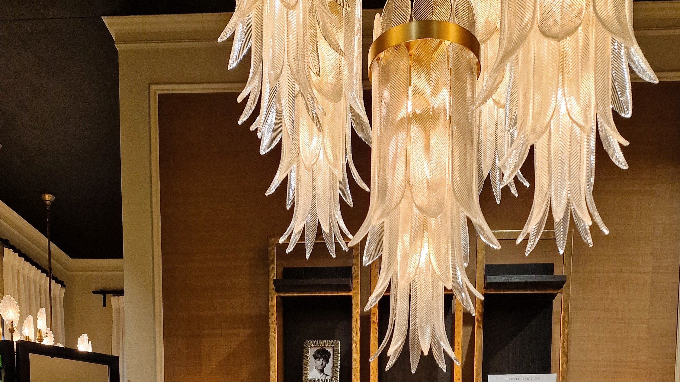 Designerul Corey Damen Jenkins a lansat o colecție de corpuri de iluminat decorative