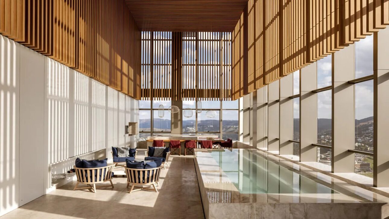 Penthouse-ul cu piscină în verandă, de unde ai vedere panoramică asupra orașului