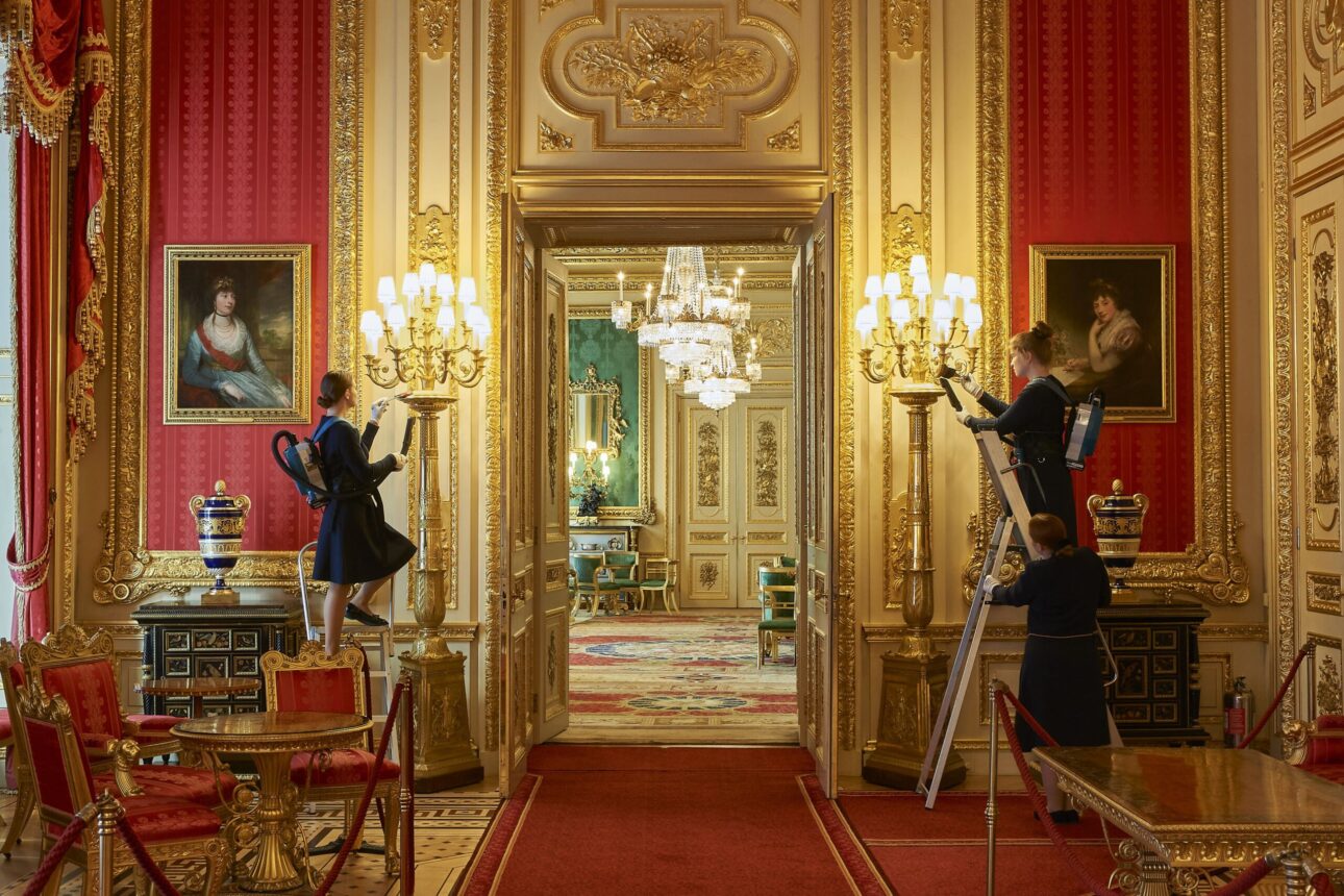 Turist la castelul Windsor, cea mai mare reședință regală locuită continuu