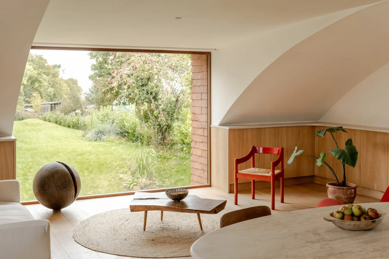 Cǎrǎmida, actor sustenabil într-o casă contemporană din zona ruralǎ a Marii Britanii