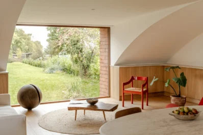 Cǎrǎmida, actor sustenabil într-o casă contemporană din zona ruralǎ a Marii Britanii