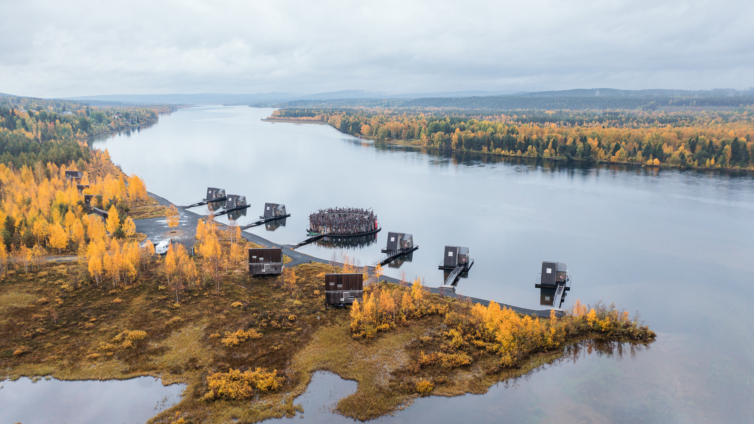 Hotel plutitor în Suedia: locul unde peisajul se schimbă continuu