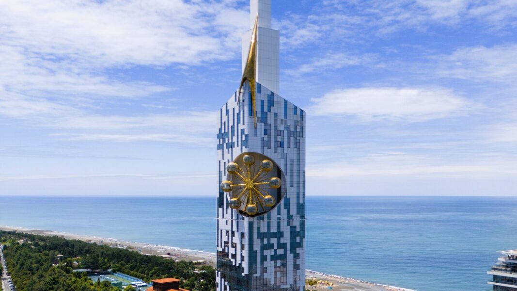 Batumi Tower, ciudata clădire cu un carusel încorporat