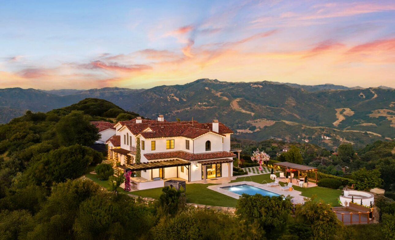 Acasă la Bella Thorne: Țara Minunilor reimaginată în California, cu flori, nori și roz