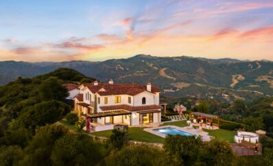 Acasă la Bella Thorne: Țara Minunilor reimaginată în California, cu flori, nori și roz