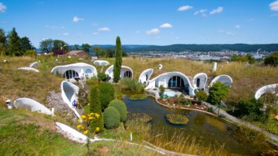 Casele hobbiților există în Elveția: locuințe de lux sustenabile, perfect integrate în natură