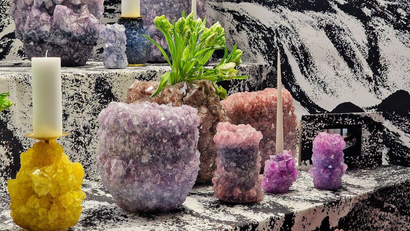 De la laborator la Dior: un univers colorat al pieselor de design din minerale artificiale