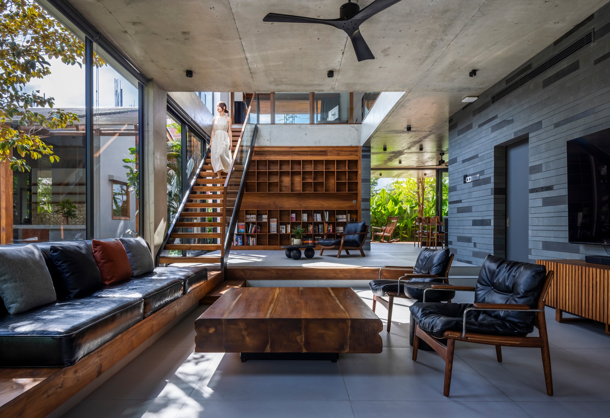 Dialog între materiale brute și intimitate, în această vilă de lux din Asia