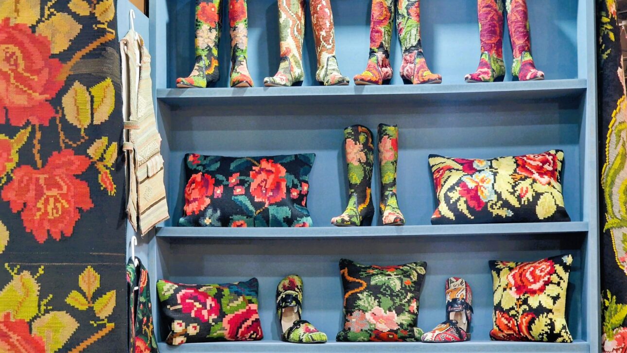 Tradiție moldovenească reinterpretată în Turcia: covoare vechi devin decoruri și vestimentație