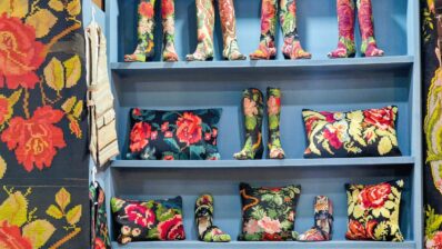 Tradiție moldovenească reinterpretată în Turcia: covoare vechi devin decoruri și vestimentație