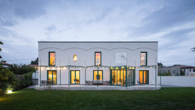 Peste lac de Palatul Mogoşoaia, feminitatea și arhitectura modelează o casă aparte