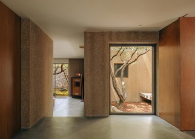 Minimalism asiatic într-o casă unde arhitectura a urmat soluții paradoxale