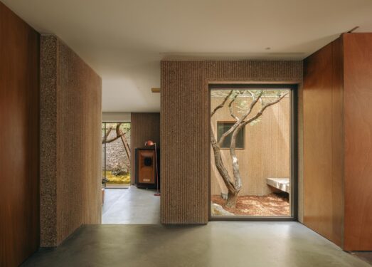 Minimalism asiatic într-o casă unde arhitectura a urmat soluții paradoxale