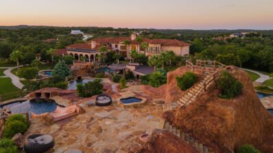 Cum arată luxul pe o proprietate cu aqua park și munte artificial (galerie foto)