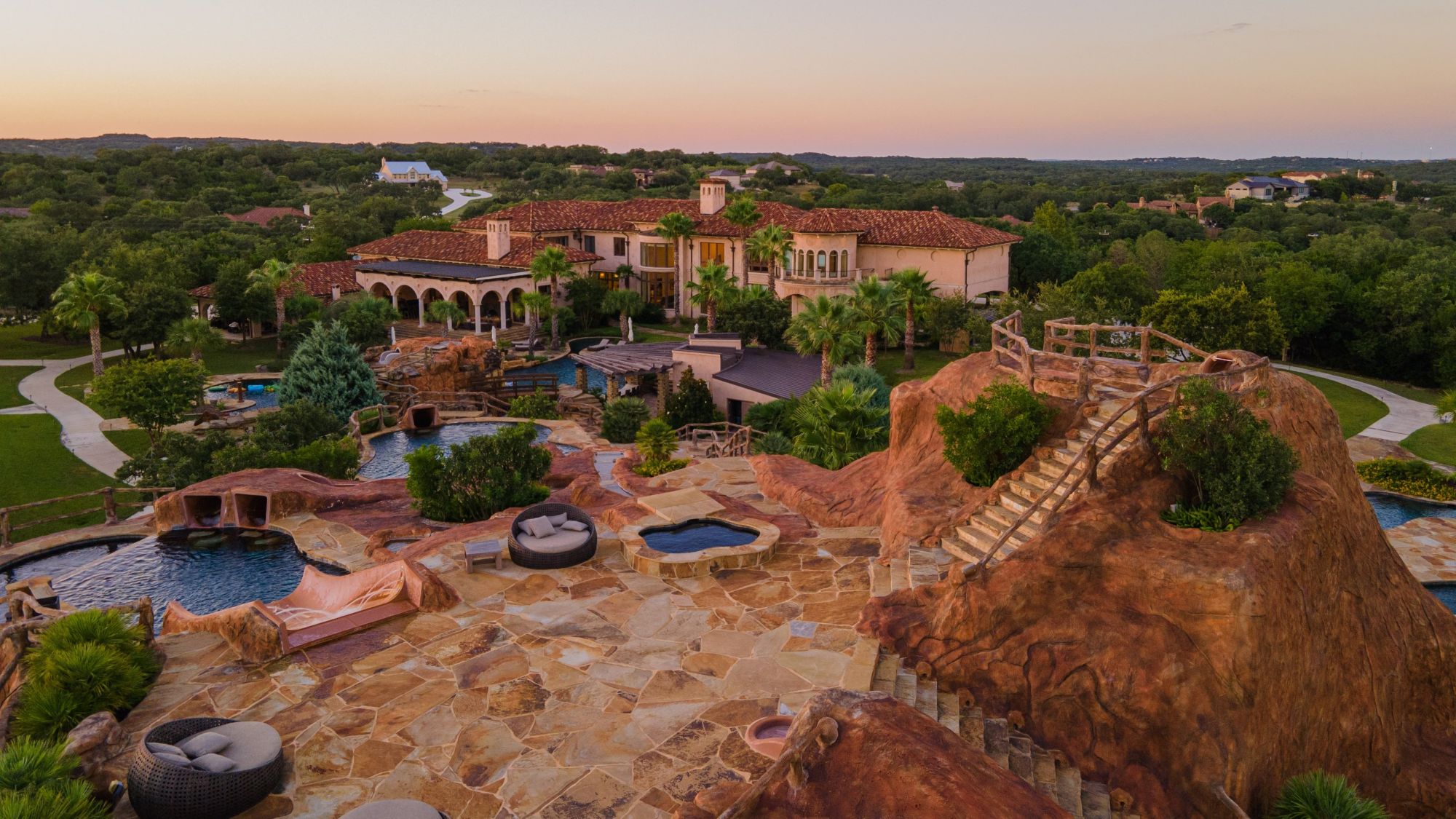 Cum arată luxul pe o proprietate cu aqua park și munte artificial (galerie foto)