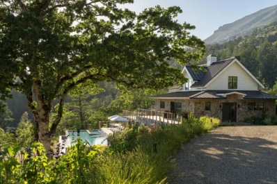 Piatra, lemnul și panta sunt actorii amenajării într-o podgorie din Napa Valley