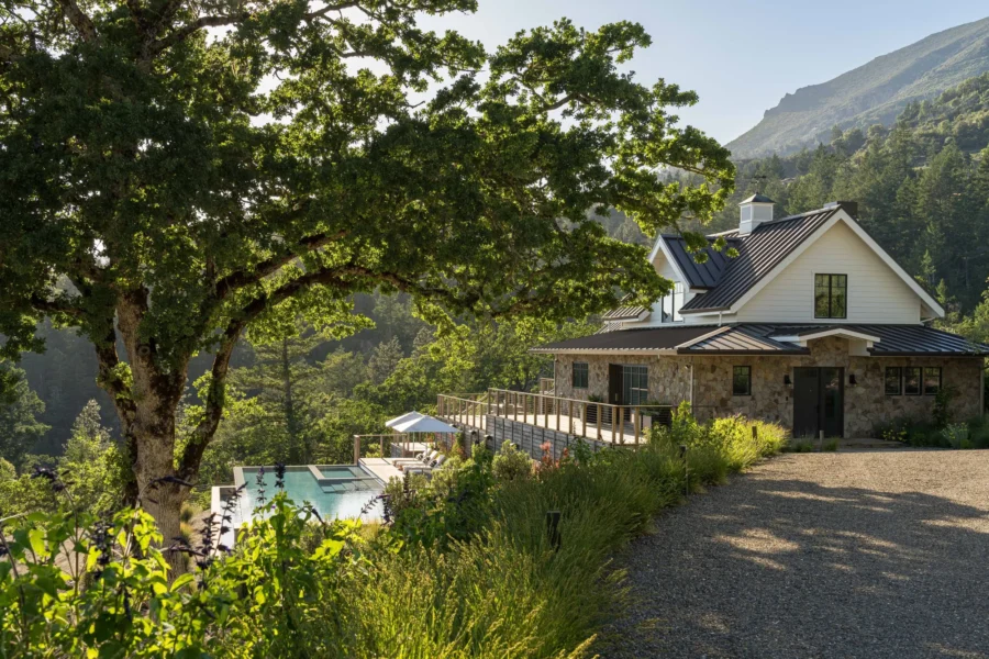 Piatra, lemnul și panta sunt actorii amenajării într-o podgorie din Napa Valley