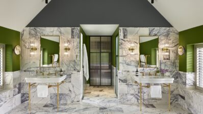 Baie de lux în mix de stiluri, cu accente clasice și marmură Calacatta