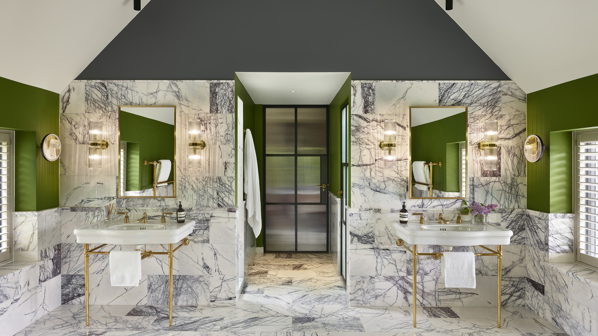 Baie de lux în mix de stiluri, cu accente clasice și marmură Calacatta