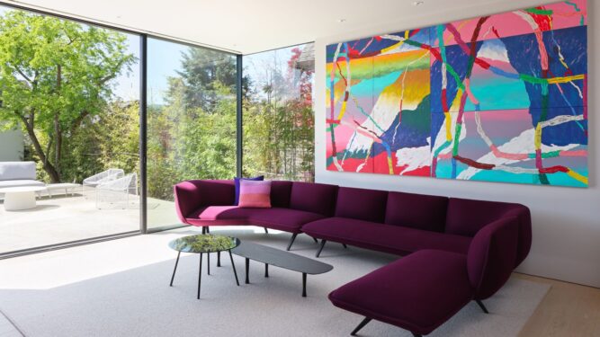 Minimalism si culoare într-o casǎ din Vancouver care parcǎ pluteşte