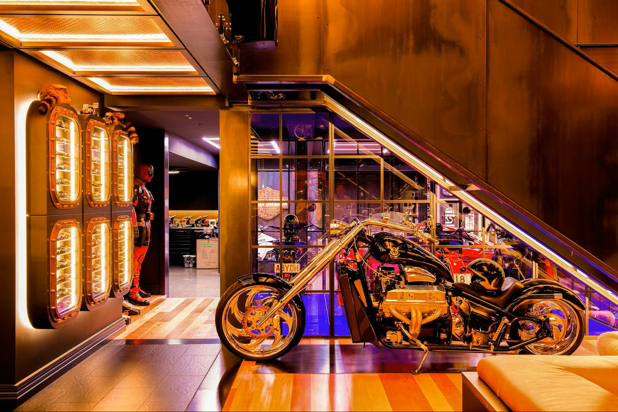 Vilă de lux ca un muzeu auto: 500 mp pentru esențe de viteză în recipiente de colecție