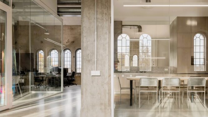 În loc de birou, „catedrală” a soluțiilor creative pentru o firmă letonă de arhitectură