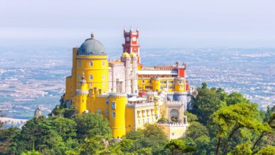 Palatul în culori și forme de poveste: Pena Palace din Sintra