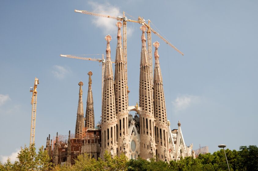Sagrada Familia: catedrala care crește de peste un secol în inima Barcelonei