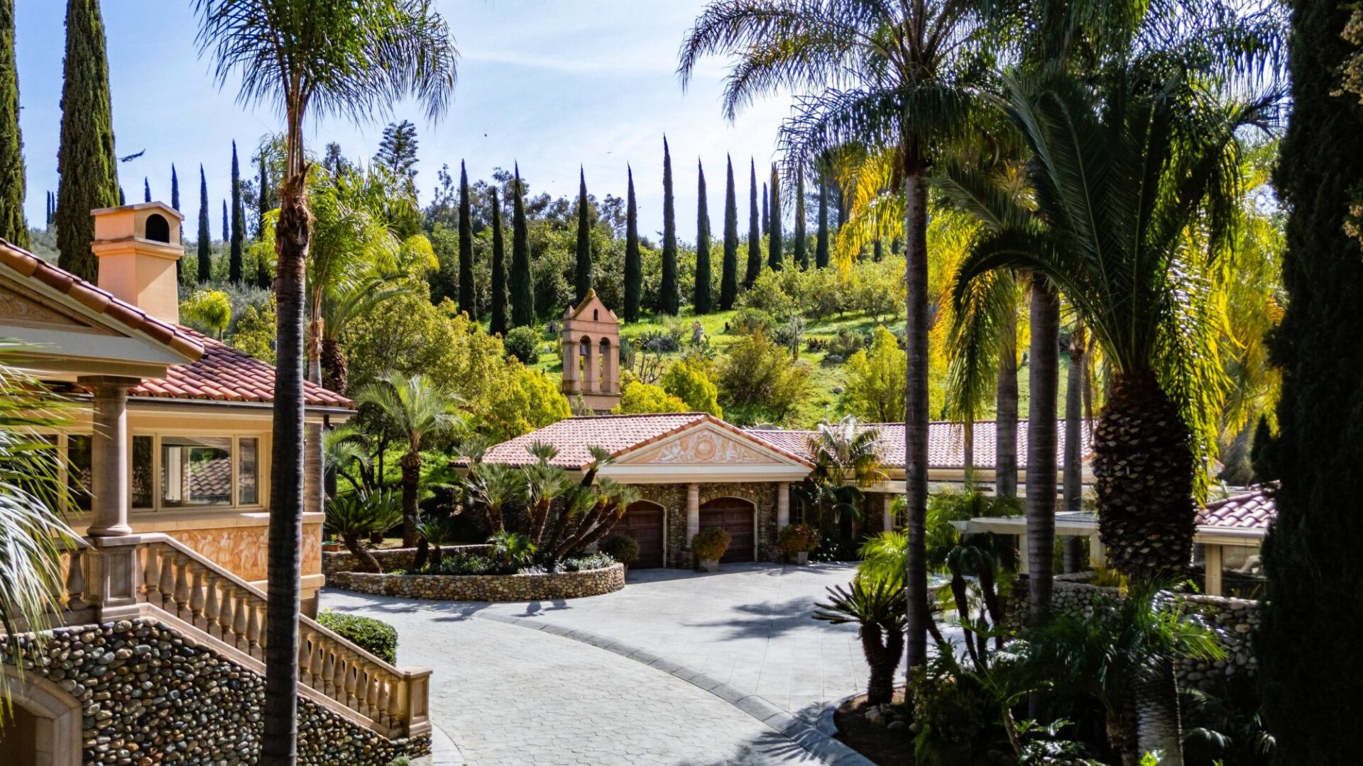 Toscana întâlnește savana africană, în grădina unui ranch din California