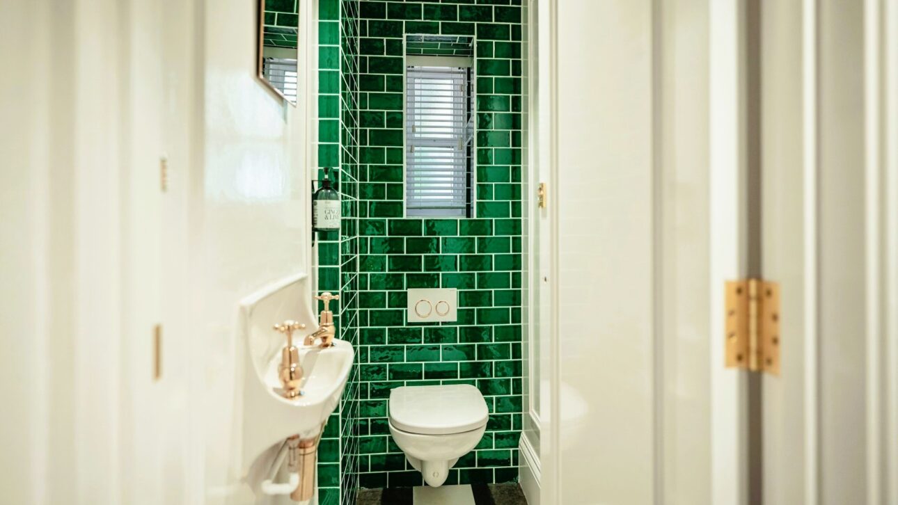 Soluții de design pentru băi mici. Cum devine funcțional un spațiu minuscul