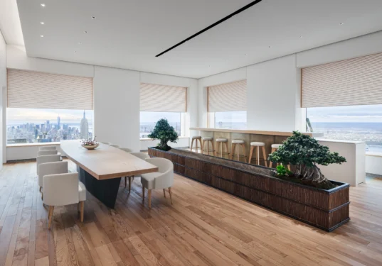 Un penthouse de lux unde stilul Japandi reînvie materiale și tradiții japoneze