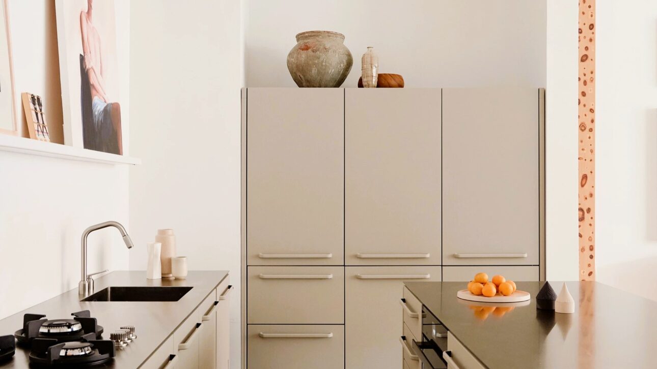 Bucătărie contemporană într-o casă ca un muzeu de artă