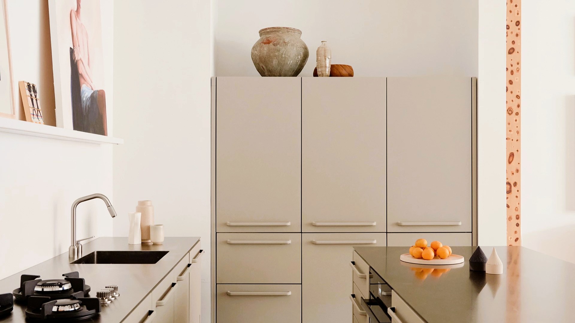 Bucătărie contemporană într-o casă ca un muzeu de artă