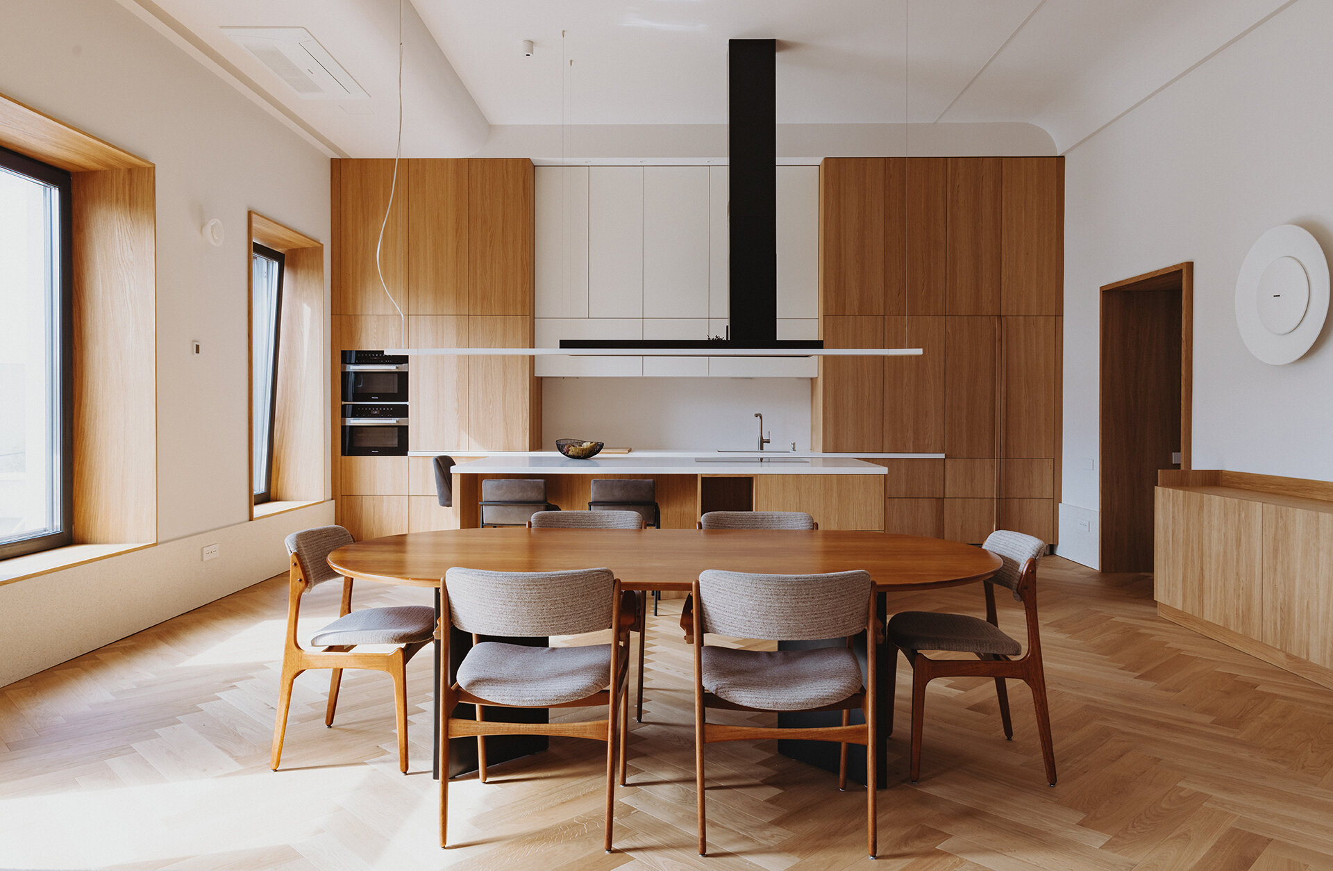 Un apartament unde stilul și materialele reinterpretează contemporan vremuri trecute