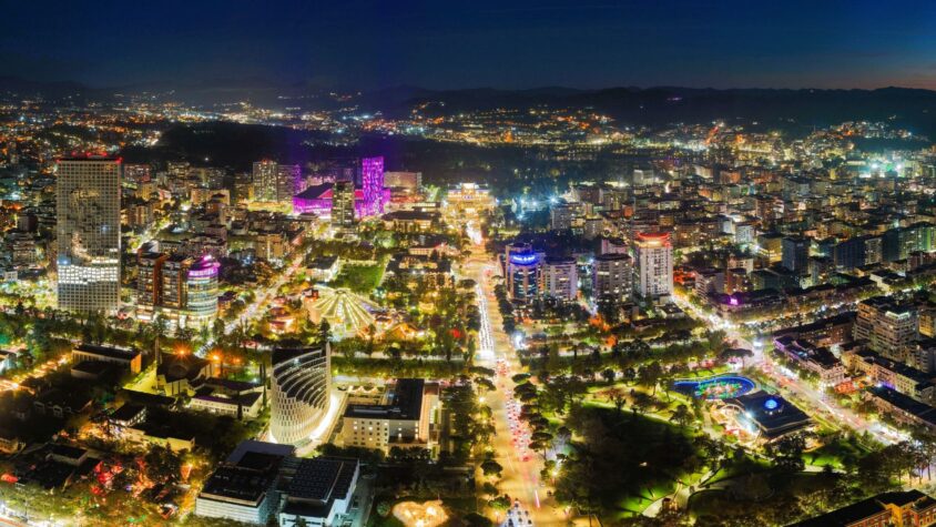 Tirana. Cum se transformă capitala Albaniei, de la buncăre subterane la zgârie-nori