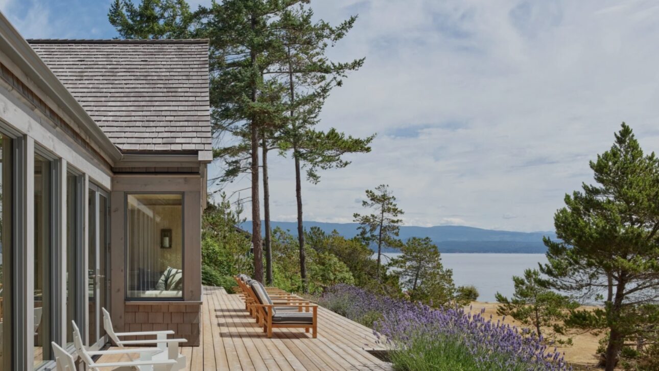 O casă pe plajă, în sălbăticia canadiană: simplitate, naturalețe și confort