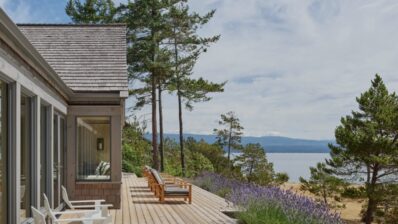 O casă pe plajă, în sălbăticia canadiană: simplitate, naturalețe și confort