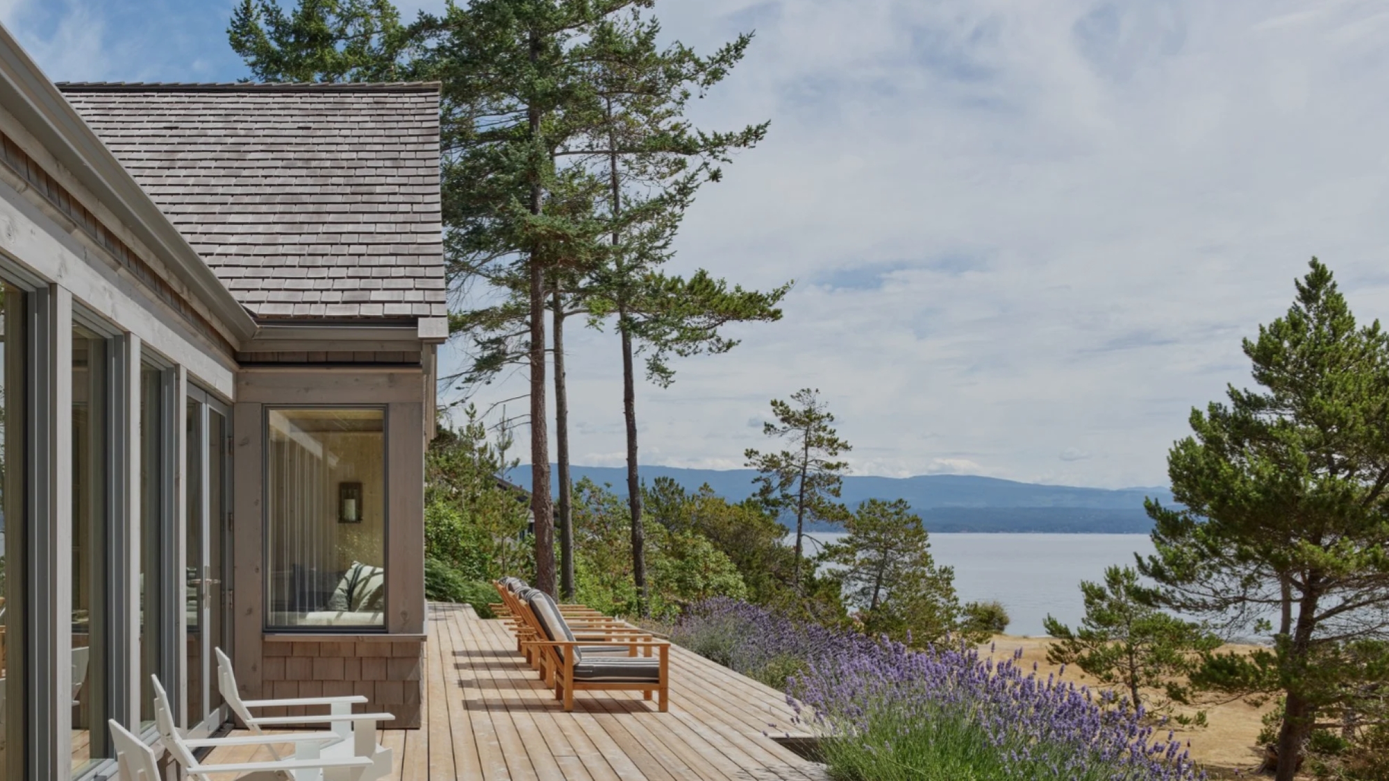 O casă pe plajă, în sălbăticia canadiană: simplitate, naturalețe și confort