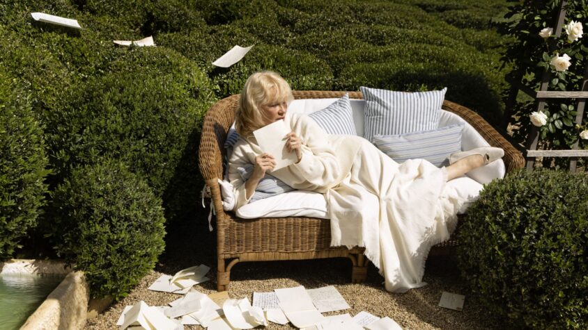 Pamela Anderson lansează o colecție „sentimentală” de mobilier slow living