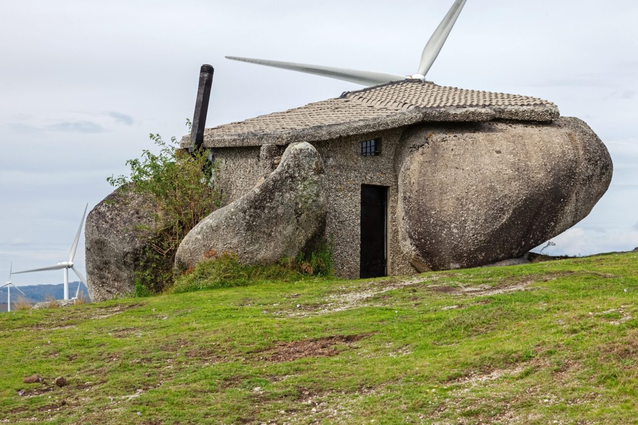 Cea mai ciudată casă din lume, construită din patru bolovani: Casa do Penedo