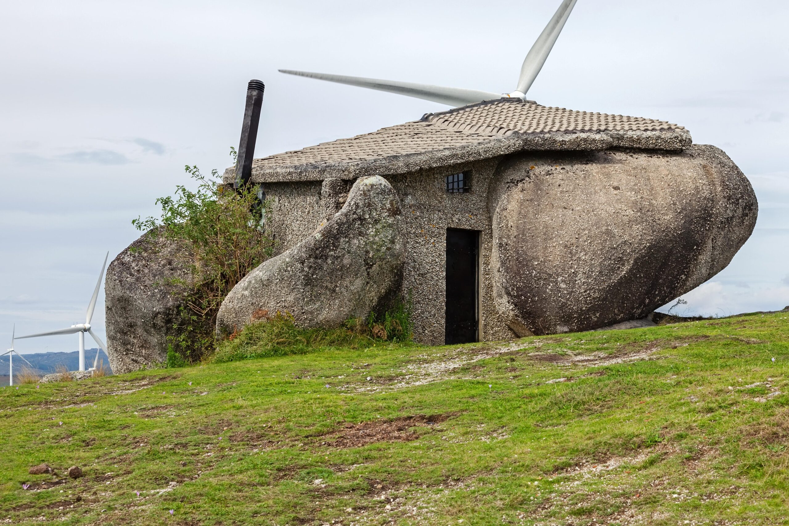 Cea mai ciudată casă din lume, construită din patru bolovani: Casa do Penedo